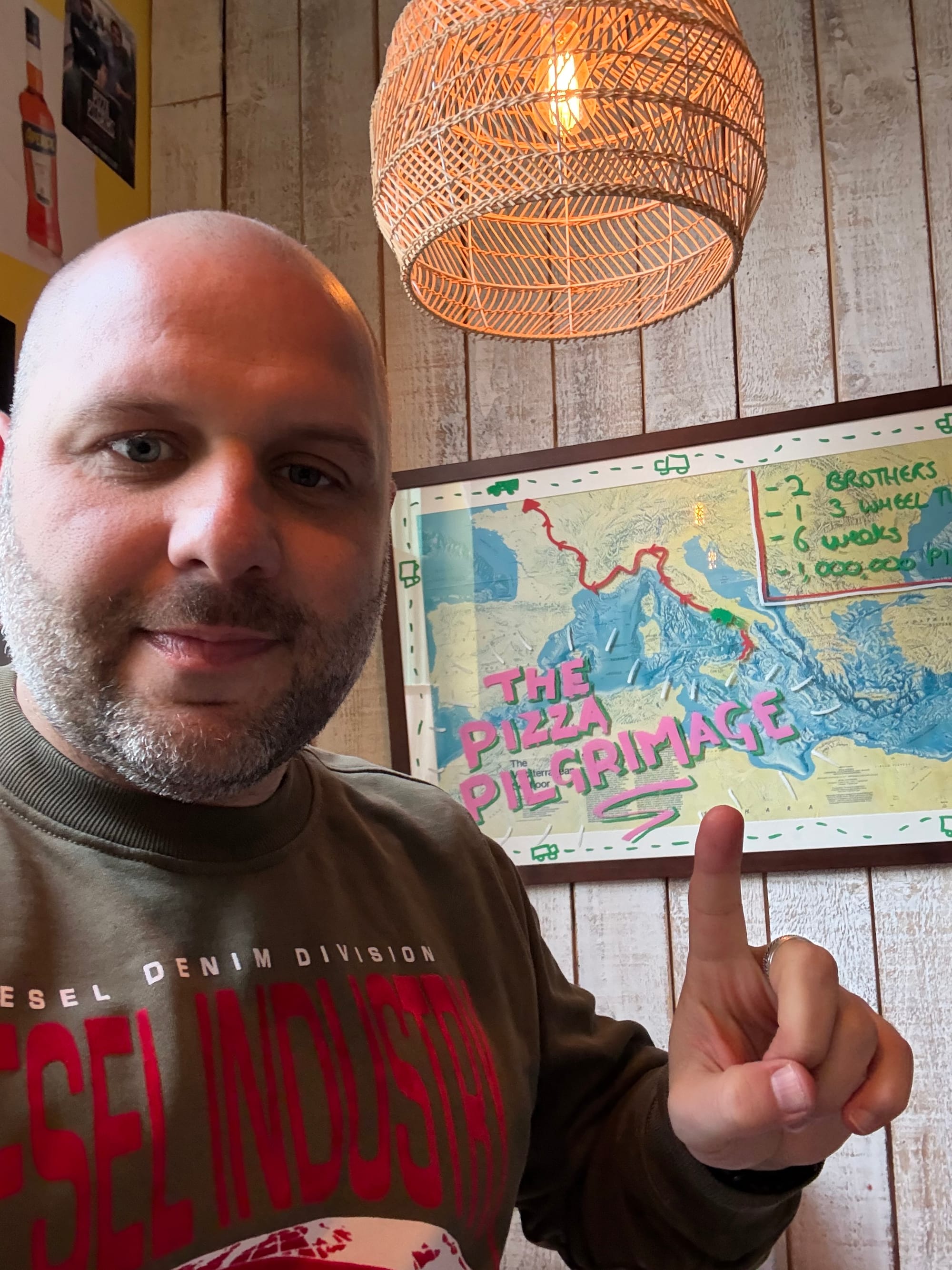 a picture of a pizza restaurant 