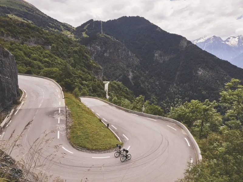 a picture of one of the bends of Aple d'Huez